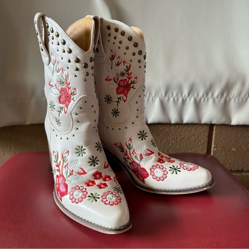Wet Kiss ~ Ivory boots with Floral embroidery Heeled Boots ~rivets ~ size 7